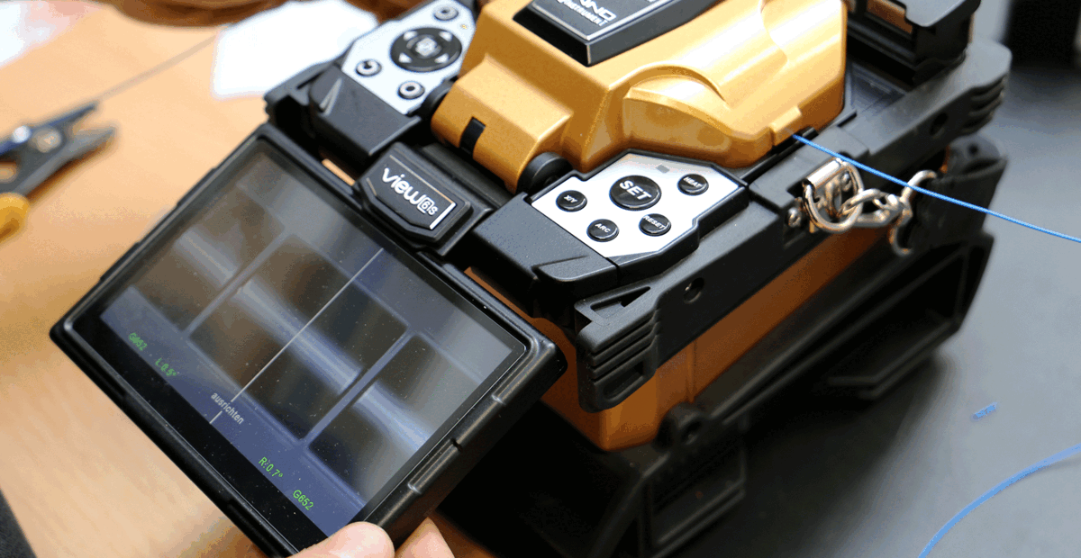 Lehrgang Glasfaser Lichtwellenleiter Spleißen OTDR Netzwerkverbindung Telekommunikation Datenübertragung Kupferkabel Lehrgang Glasfaser Lichtwellenleiter Spleißen OTDR Netzwerkverbindung Telekommunikation Datenübertragung Kupferkabel