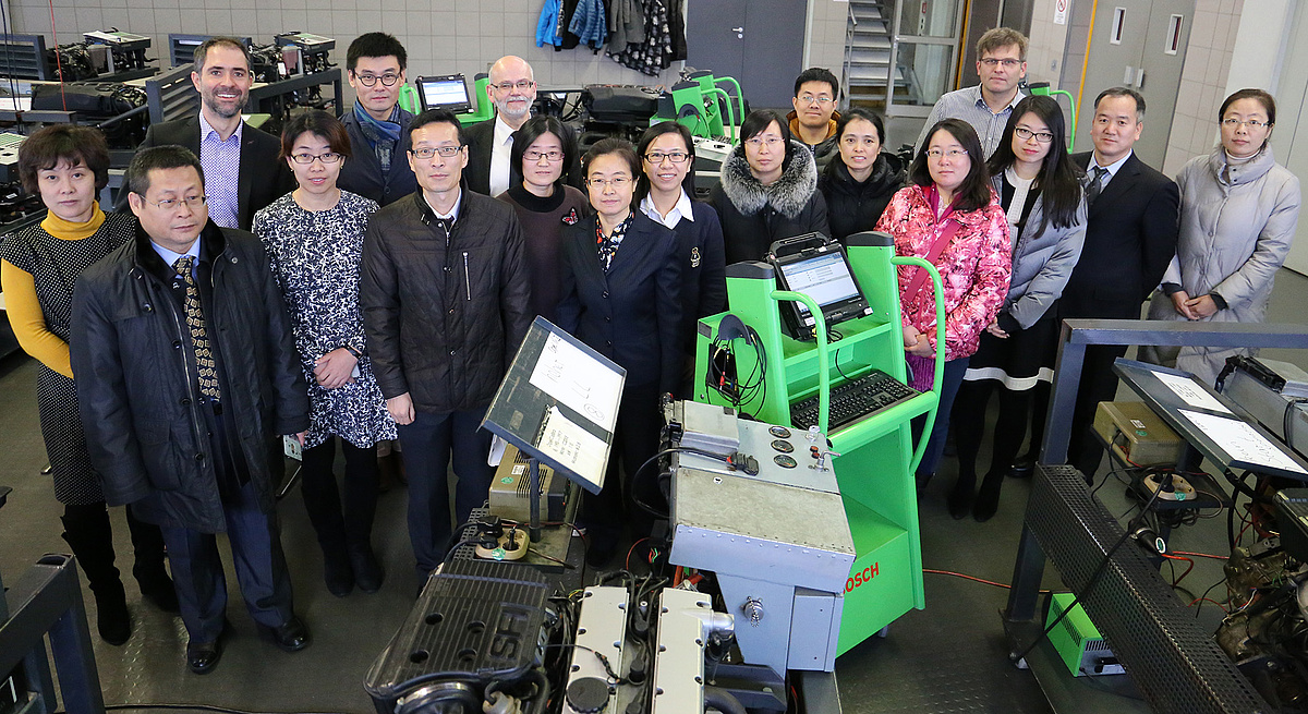 Chinesische Delegation im bbz Arnsberg Besuch im Kfz-Zentrum
