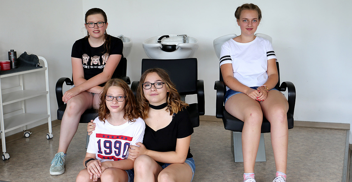 Zufriedene Schülerinnen im Friseur-Workshop Zufriedene Schülerinnen im Friseur-Workshop
