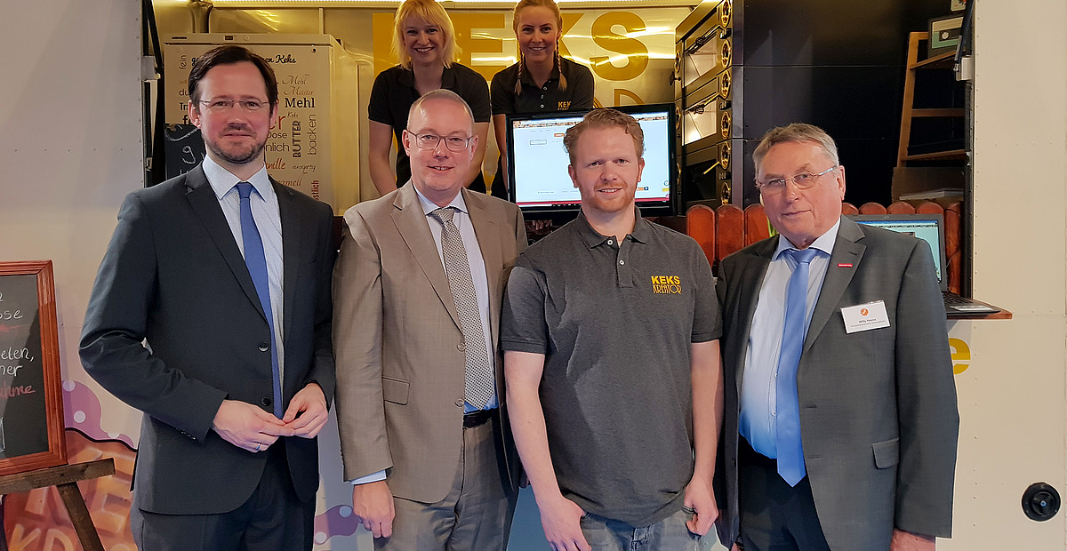 Den Back-Truck auf der IHM besuchten auch der parlamentarische Staatssekretär Dirk Wiese, Hauptgeschäftsführer Meinolf Niemand und HwK-Präsident Willy Hesse. Keks-Kreator Gregor Stapper (2. v. r.) und der Rest seines Teams freute sich. Den Back-Truck auf der IHM besuchten auch der parlamentarische Staatssekretär Dirk Wiese, Hauptgeschäftsführer Meinolf Niemand und HwK-Präsident Willy Hesse. Keks-Kreator Gregor Stapper (2. v. r.) und der Rest seines Teams freute sich.