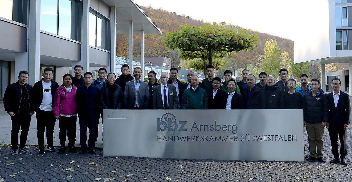 Die chinesische Delegation vor dem bbz-Wahrzeichen Die chinesische Delegation vor dem bbz-Wahrzeichen