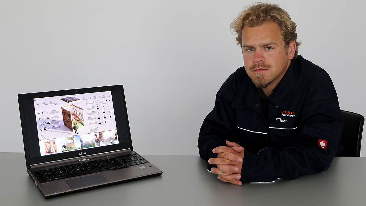 Elektroniker und Student Tissen mit dem Gewinner-Modell Elektroniker und Student Tissen mit dem Gewinner-Modell