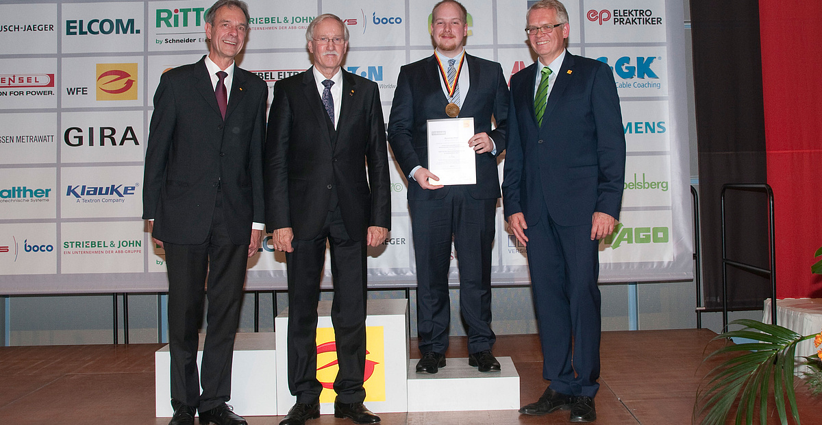 Dominik Pfeil (2.v.r.) freute sich über den dritten Platz. Ihm gratulierten Hans Auracher, Lothar Hellmann und Schirmherr Holger Spelsberg (v.l.)