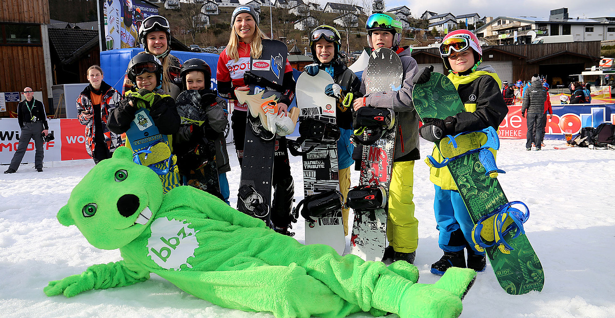 Der bbz-Biber, Selina Jörg und der Nachwuchs im Snowboad-Winterber