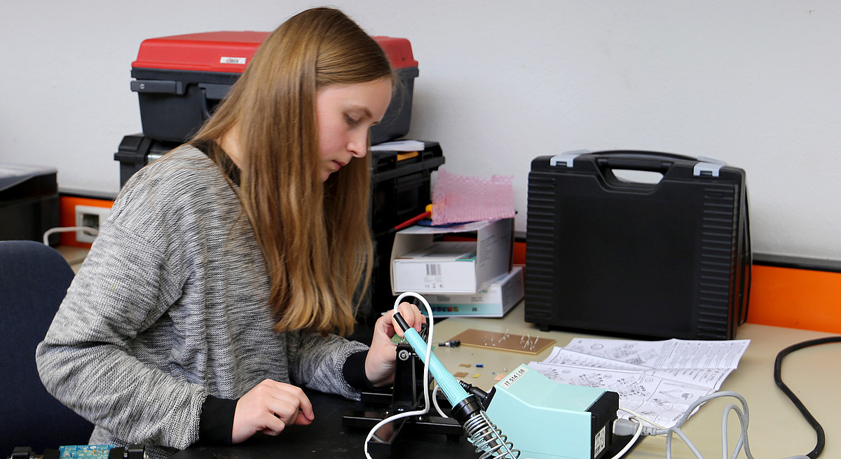 Beim Girls Day 2018 gibt es Plätze im Kfz- und Elektro-Bereich.