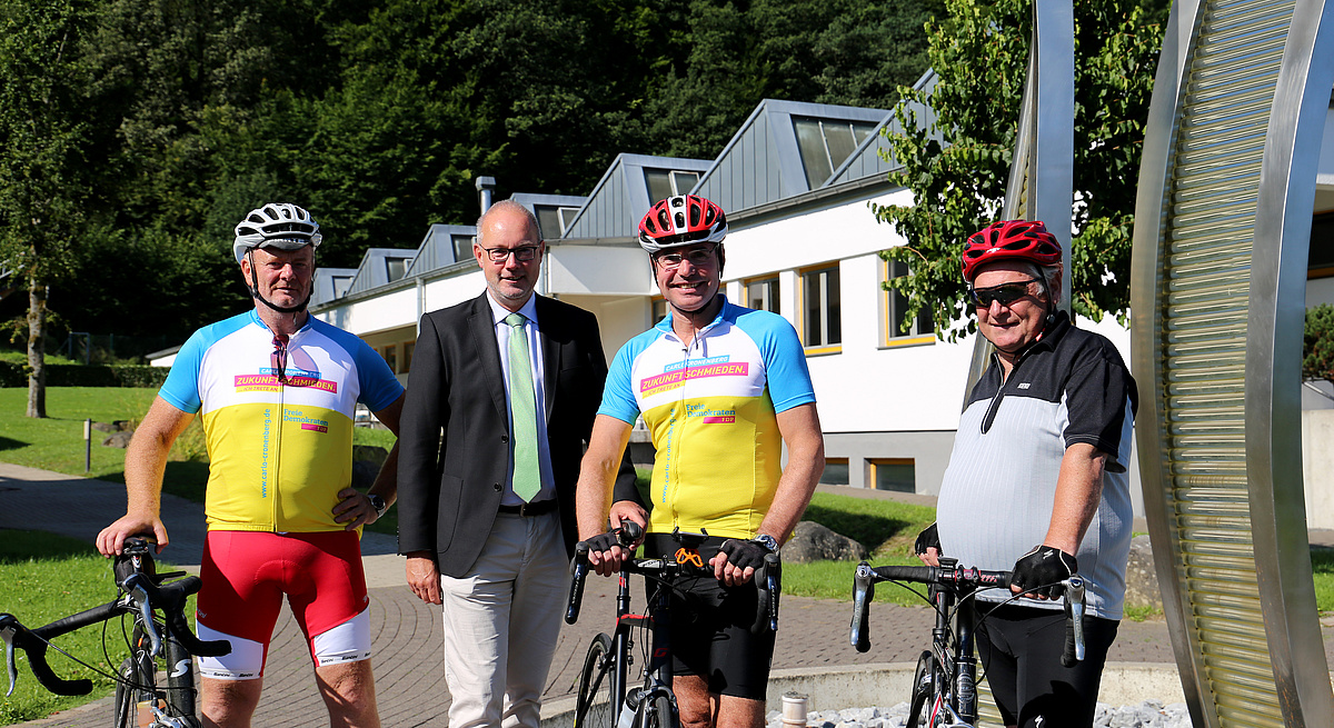 Haupgeschäftsführer der Handwerkskammer Meinolf Niemand mit Bundestagskandidat Carlo Cronenberg und seinen Fahrrad-Crew Haupgeschäftsführer der Handwerkskammer Meinolf Niemand mit Bundestagskandidat Carlo Cronenberg und seinen Fahrrad-Crew