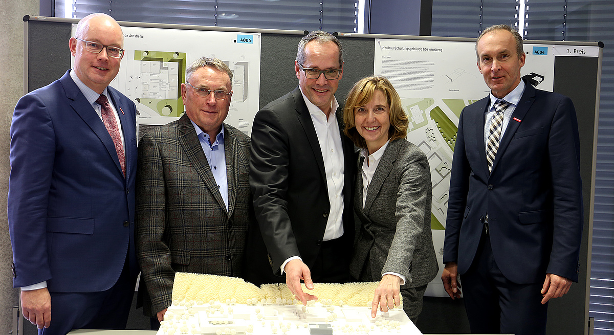 Das Architektenehepaar Ulrike und Martin Halfmann mit Meinolf Niemand, Willy Hesse und Christoph Dolle