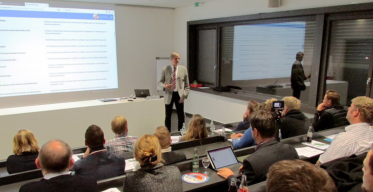 Zweite Runde für die Inforeihe "Digitalisierung" im bbz Arnsberg: Diesmal drehte sich alles um das neue Online-Portal "Arbeitssicherheit" des SHK-Fachverbandes NRW. Zweite Runde für die Inforeihe "Digitalisierung" im bbz Arnsberg: Diesmal drehte sich alles um das neue Online-Portal "Arbeitssicherheit" des SHK-Fachverbandes NRW.
