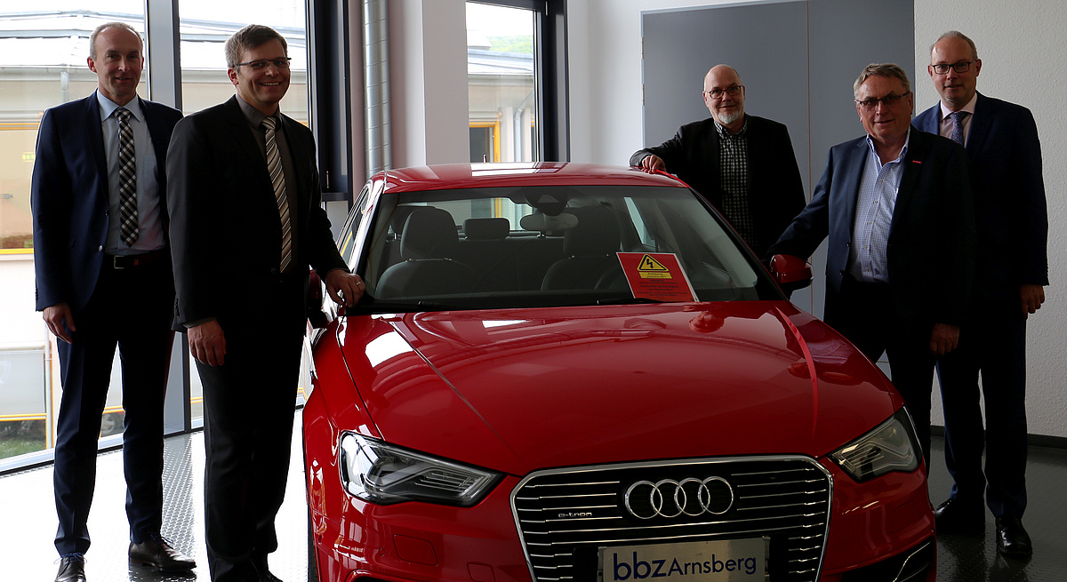 Christoph Dolle, Werner Köster, Markus Kluft, Willy Hesse und Meinolf Niemand im neuen Kfz-Gebäude Christoph Dolle, Werner Köster, Markus Kluft, Willy Hesse und Meinolf Niemand im neuen Kfz-Gebäude